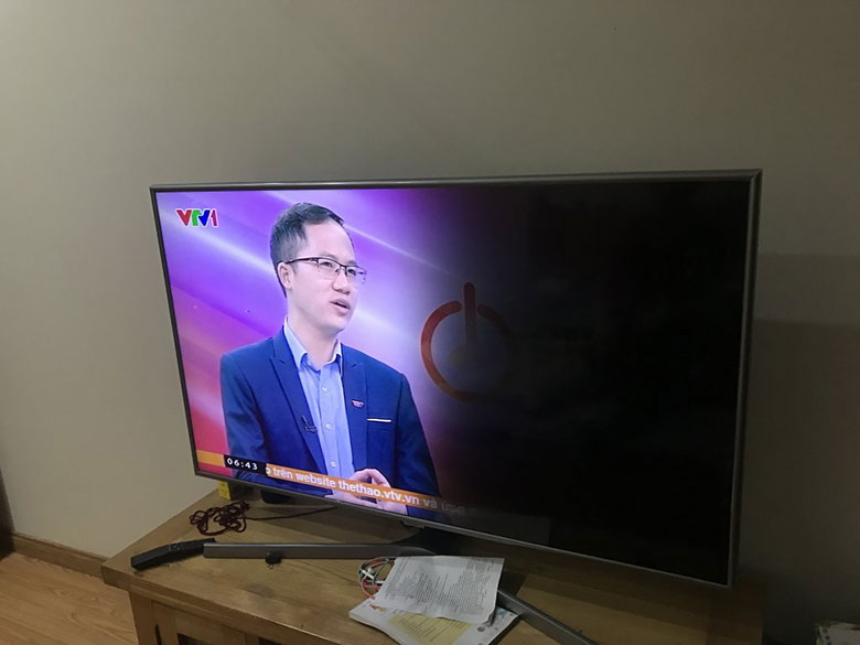 màn hình tivi LG bị tối một nửa,